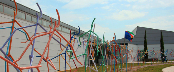 Figuras realizadas por la Escuela de Arte y Oficios Artísticos Adelardo Covarsí, situadas en la entrada de la Facultad