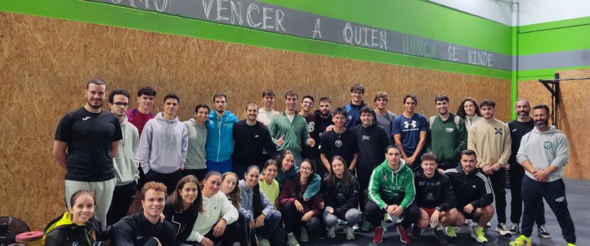 Estudiantes visitando las instalaciones de Enso crossif