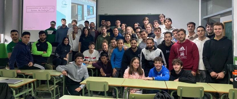 Grupo de estudiantes con Mila Sánchez