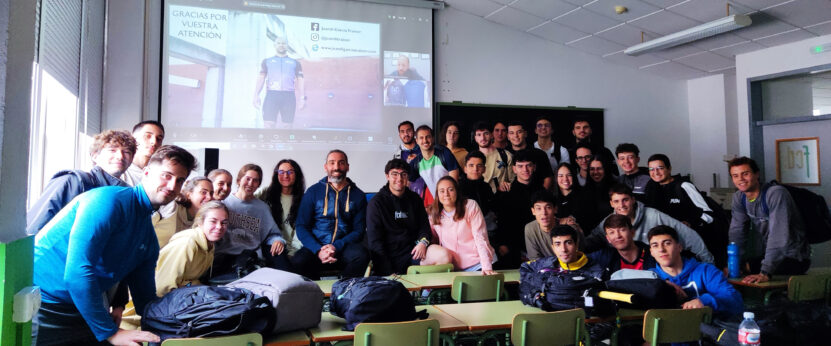 Juan Diego gerente de Juandi trainer con estudiantes de grado
