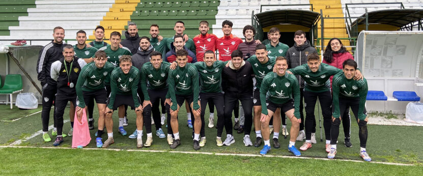 Los estudiantes de la asignatura de Alto Rendimiento en Fútbol, en las instalaciones del Club Polideportivo Cacereño