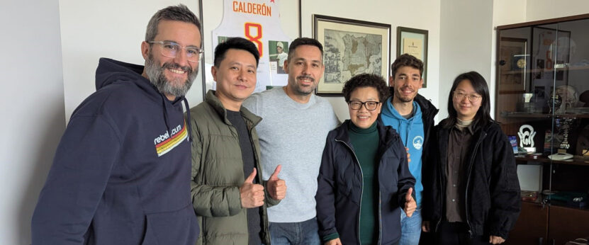 Visita de Jiakun He, directora del instituto Panda junto miembros de dicho instituto y varios integrantes del equipo directivo de la Facultad de Ciencias del Deporte