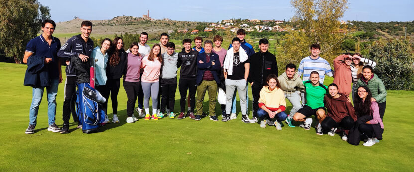 Estudiantes de cuarto curso en las instalaciones del Norba Club de Golf de Cáceres