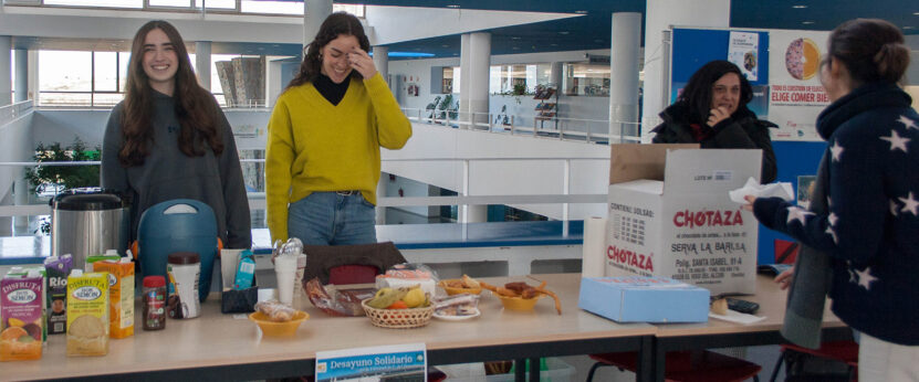 Residentes del colegio mayor san José organizadores del desayuno solidario