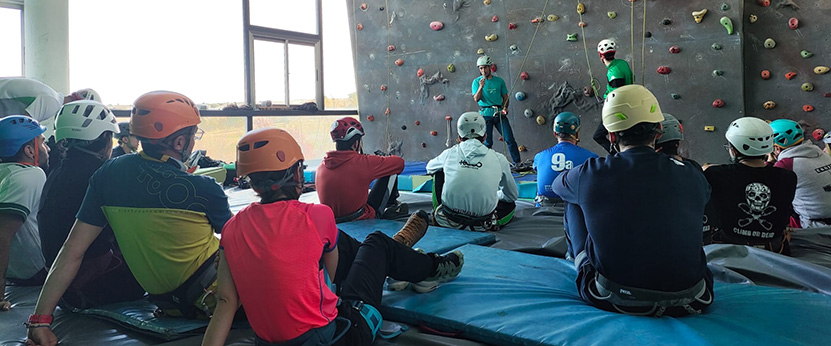 Estudiantes en el rocódromo
