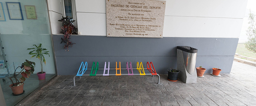 Entrada de la Facultad con el nuevo aparcamiento para bicicletas