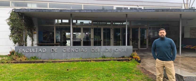 Tomás García en la Entrada de la Facultad