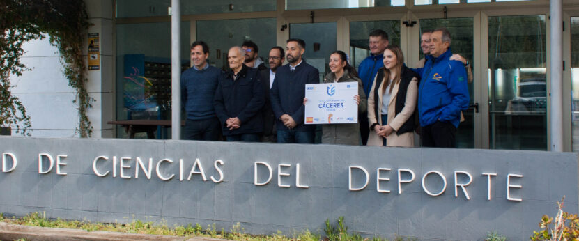 Comité de evaluación de ACES Europe con miembros de la Facultad en la entrada del edificio