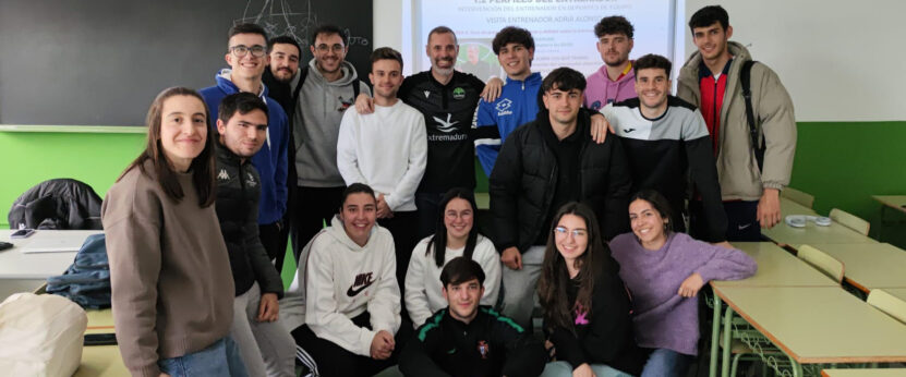 Estudiantes del Máster MUIRD con Adriá Alonso